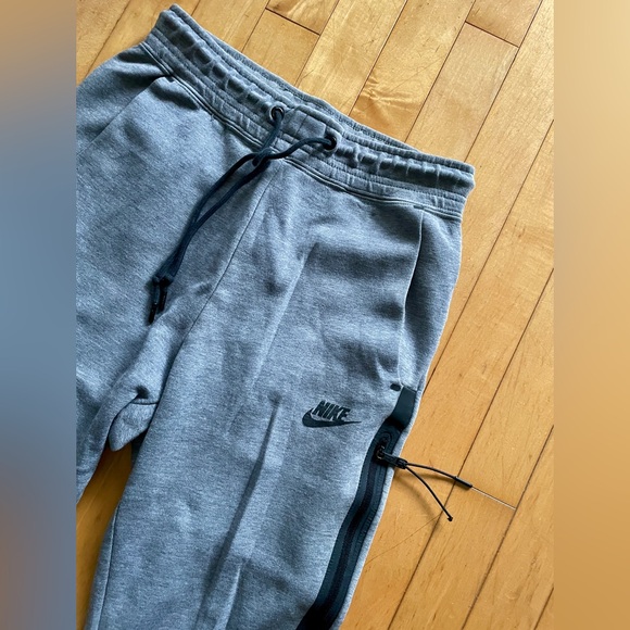 Nike Tech Joggers - Picture 3 of 3